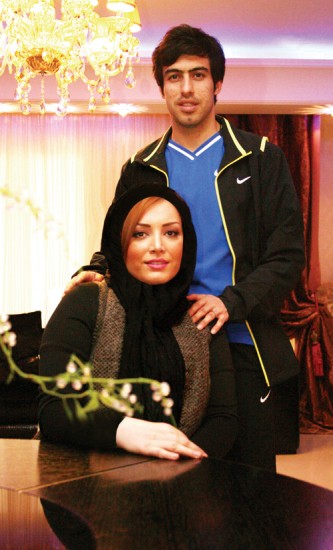 عکس خسرو حیدری بازیکن استقلال در کنار همسرش